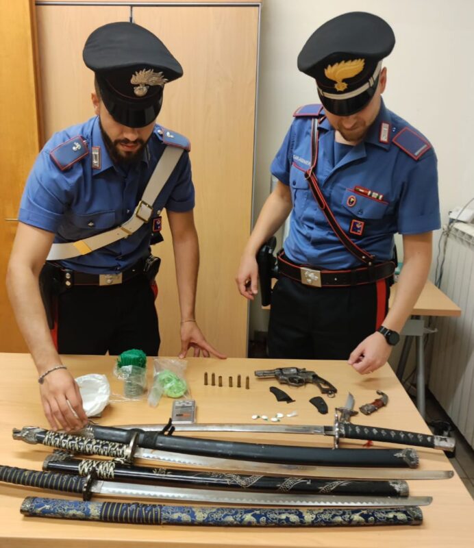 Pomezia, armi clandestine e droga in casa: arrestato 45enne