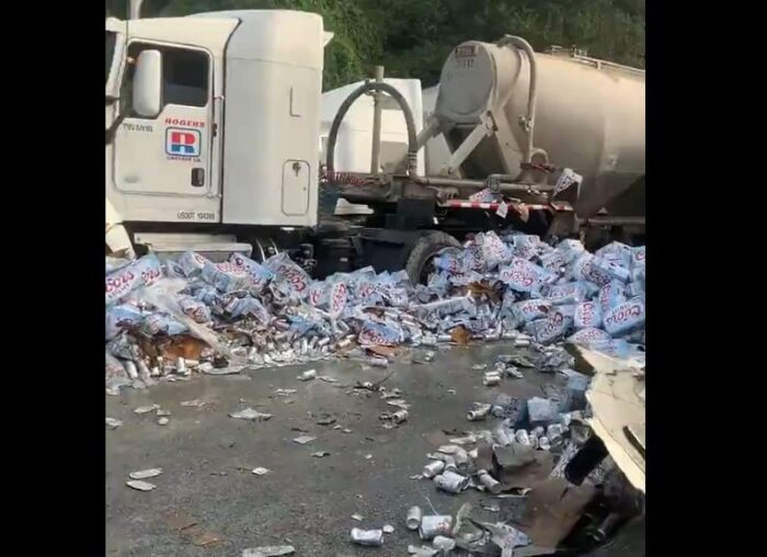 camion si ribalta autostrada birre lattina video