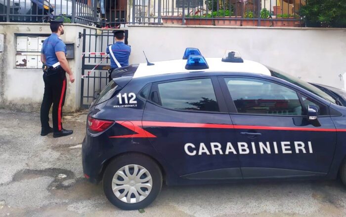 A conclusione di complessa e prolungata attività investigativa, avviata nell’immediatezza dell’acquisizione della notizia di reato, i Carabinieri della Compagnia di Castel Gandolfo hanno rintracciato e sottoposto a fermo di indiziato di delitto 5 persone, di età compresa tra i 35 e i 66 anni, tutte già con precedenti, ritenuti gravemente indiziati, in concorso tra loro, dei delitti di sequestro di persona, tentata estorsione, rapina aggravata, lesioni personali aggravate ed esercizio arbitrario delle proprie ragioni con violenza alle persone, consumati nei confronti di un 38enne del posto. Lunedì scorso, la vittima, in stato di shock, con volto gravemente tumefatto e con ferite diffuse per tutto il corpo, chiedeva aiuto alla portineria di un comprensorio nella frazione “Laghetto” di Castel Gandolfo, venendo immediatamente soccorso dai Carabinieri e da personale del 118, che lo trasportava in ospedale ove, per le lesioni riportate, veniva ricoverato in prognosi riservata, riscontrandogli traumatismi multipli del massiccio facciale, una lesione della gamba sinistra, la perforatura di un timpano, rottura del setto nasale e lesioni interne polmonari. I Carabinieri intervenuti hanno raccolto le dichiarazioni della vittima che ha riferito che nel pomeriggio di domenica 2 ottobre, era stato raggiunto presso la propria abitazione da lui in uso come affittuario, da tre persone. Una volta all’interno i tre lo avrebbero violentemente malmenato, tra i quali il proprietario di casa, ritenuto il mandante della spedizione punitiva per canoni di affitto non saldati, per un importo complessivo di circa 2000 euro. Successivamente i tre soggetti lo avrebbero caricato su un’autovettura in direzione di una villetta isolata di Castel Gandolfo, dove li attendevano gli altri due complici. Gli indagati, dopo aver rapinato il 38enne del telefono cellulare e del portafoglio contenente 400 euro in contanti, lo avrebbero sottoposto ad una mattanza consistente in percosse ripetute con calci, pugni ed un bastone metallico, praticandogli altresì una profonda ferita ad una gamba con un machete. Al termine delle percosse, il gruppo avrebbe costretto la vittima a passare la notte a dormire sul pavimento, sorvegliato a turno, per poi chiedere l’indomani mattina, ad un conoscente del 38enne, la somma di 5000 euro, da consegnare al proprietario di casa ed ai suoi complici, pena la recisione di un orecchio e delle dita delle mani nonché subire atti carnali. La vittima, nella mattina di lunedì, tramite uno stratagemma consistito nel dover espletare un bisogno fisiologico, dopo aver aperto il rubinetto dell’acqua per confondere il rumore dell’apertura della finestra del bagno, riusciva a scappare dai sequestratori per le campagne circostanti e a chiedere aiuto. I militari hanno individuato l’abitazione teatro delle violenze, rinvenendo e repertando il machete ancora sporco di sangue, vari fazzoletti di carta utilizzati dalla vittima per asciugarsi le ferite, mozziconi di sigaretta con tracce ematiche nonché un’asta per tende spezzata in più punti. Poco dopo, i Carabinieri hanno rinvenuto l’auto usata per trasportare il 38enne alla villetta, dove all’interno sono state repertate tracce ematiche sui sedili posteriori, dove era stato caricato il malcapitato. A seguito di incessanti ricerche, durate per tutta la giornata, i Carabinieri di Castel Gandolfo sono riusciti ad identificare e a rintracciare gli uomini gravemente indiziati degli efferati reati, alcuni dei quali avevano trovato rifugio in un appartamento, privo di campanello e di assegnatario, all’interno del complesso residenziale “Serpentone” del Corviale. I cinque indagati - da ritenere presunti innocenti fino a condanna con sentenza irrevocabile - sono stati sottoposti a fermo di iniziativa da parte dei Carabinieri e associati in varie Case Circondariali del territorio nazionale. La Procura della Repubblica di Velletri ha richiesto ed ottenuto la convalida del fermo dal GIP dell’omonimo Tribunale che nei confronti dei 5 indagati ha disposto la misura cautelare in carcere.