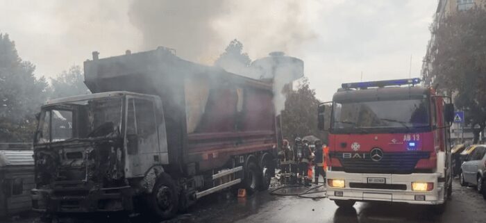 Roma, camion in fiamme e circolazione in tilt tra Ostiense e Garbatella