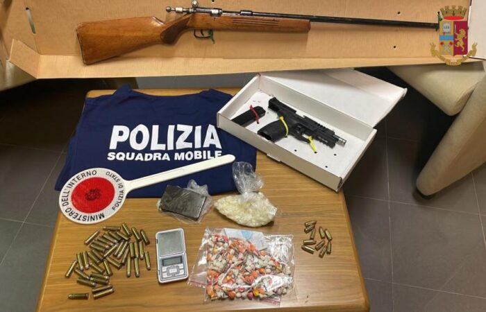 Frosinone. Controllate più di 400 persone: un arresto per detenzione abusiva di armi e ricettazione, sequestrati oltre 300 grammi di droga