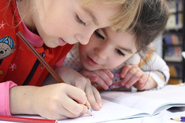 figlia trascinata scuola video