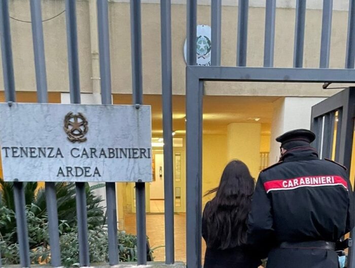 Ardea, si reca per l'ennesima volta sul luogo di lavoro della ex compagna minacciandola di morte