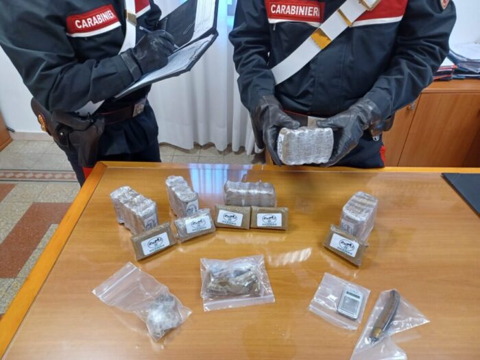 Ladispoli, scambio di droga tra due giovani: arrestati pusher e acquirente
