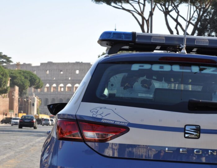 Roma gladiatori minacciano turisti soldi