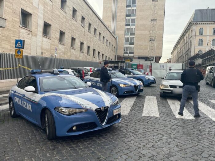 Rubano una catenina d'oro, arrestati per rapina aggravata a Roma