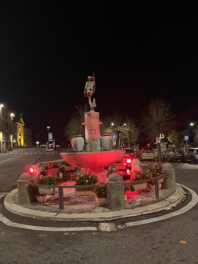 A Nemi la fontana della Diana si accende di rosso per la Giornata contro la violenza sulle donne
