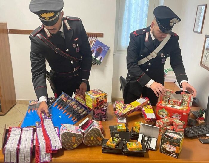 i Carabinieri hanno denunciato due persone e sequestrato un ingente quantitativo di materiale pirotecnico.