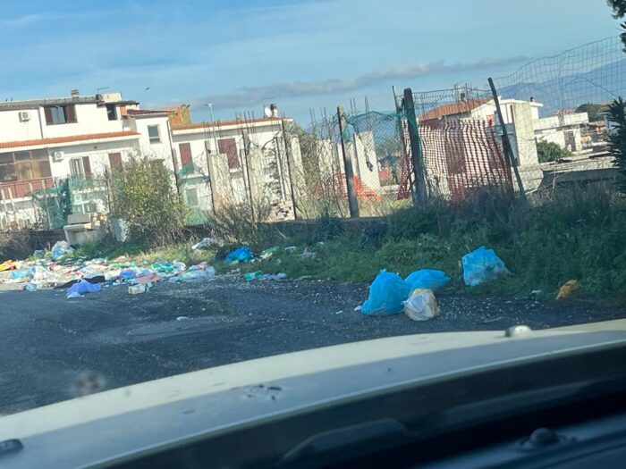 Prenestini, residenti di Colle del Sole contro il degrado: "Mancano i controlli e appena la zona viene pulita, il giorno dopo è di nuovo sporca"