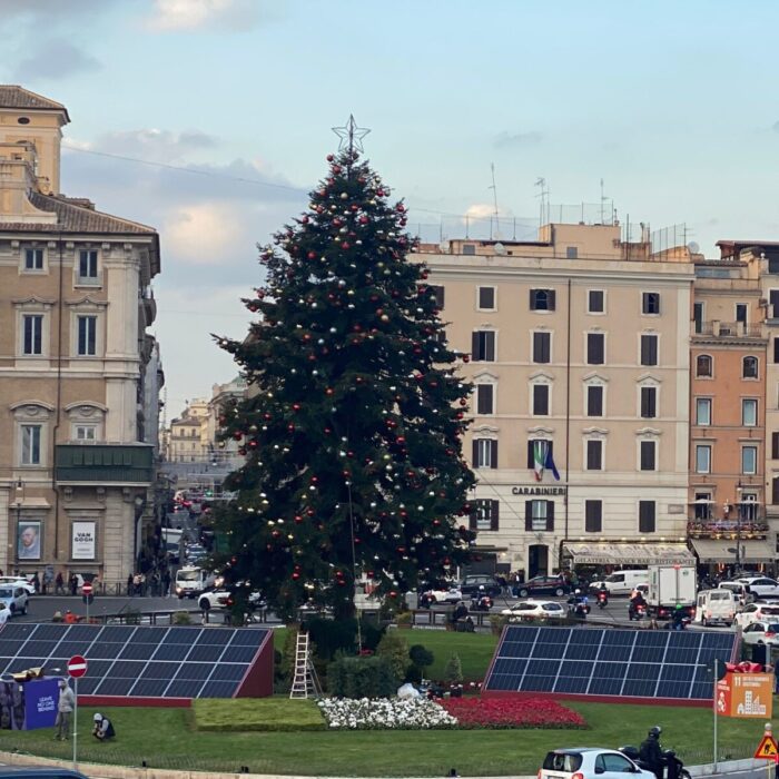 Roma, albero di Natale a piazza venezia alimentato a pannelli solari: il pensiero di Legambiente