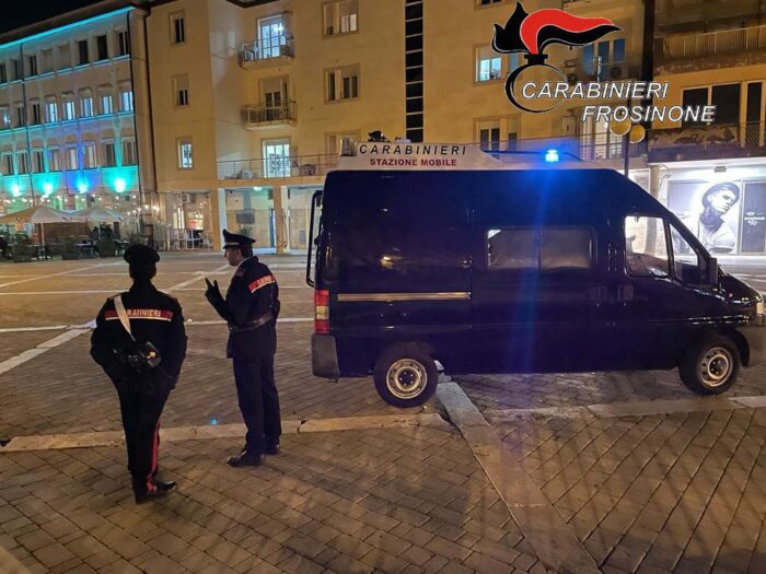 Cassino, non si ferma all'alt dei Carabinieri e fugge per le vie del centro. Aveva vari tipi di droga con sé