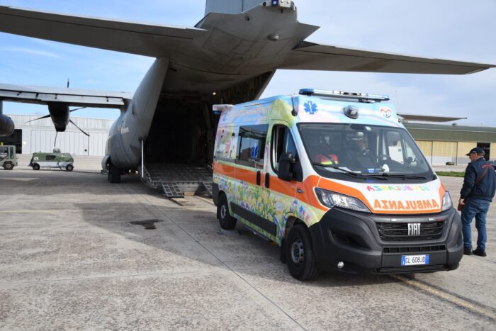 Bimba di soli quattro mesi in pericolo di vita trasferita da Lecce a Ciampino