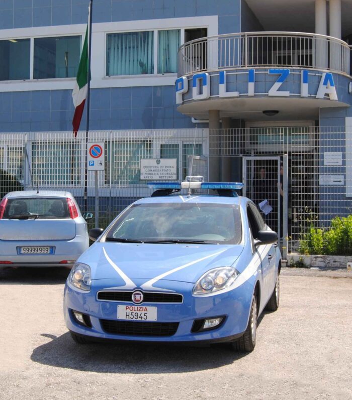 Aggressione ad Anzio, provano a rubare una collana poi scappano