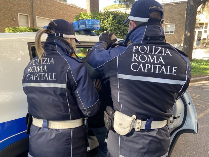 tor bella monaca aggredisce agenti