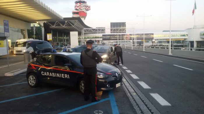Aeroporto di Fiumicino, denunciati due viaggiatori per furto e multato un autista NCC abusivo