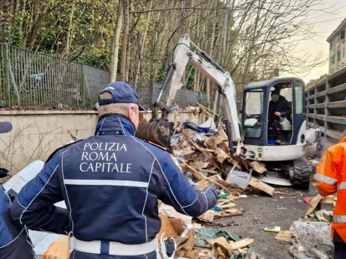 Viale Tiziano, rimosso insediamento abusivo