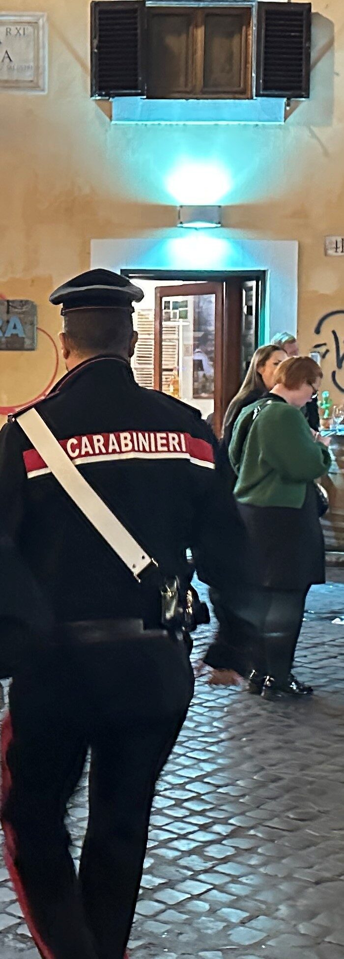 Trastevere, multati due esercizi commerciali e ritirate quattro patenti: i controlli