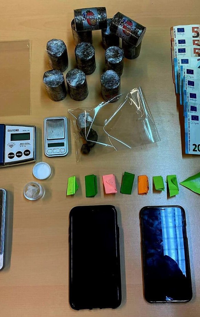 roma supermercato droga casa calci pugni poliziotti arresti