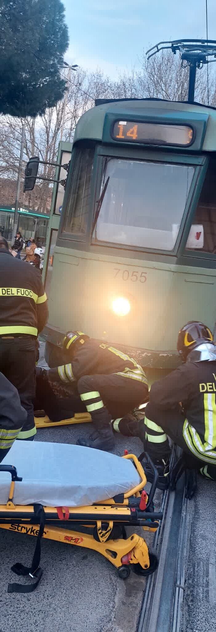 Paura a Roma, ciclista rimane incastrata sotto il tram