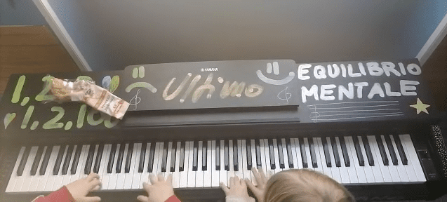 Da Tor Bella Monaca a Sanremo: il cantante Ultimo ha donato un pianoforte ai bambini delle associazioni Fonte d'Ismaele e Medicina Solidale