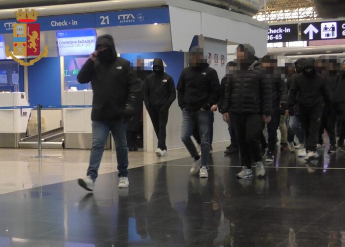 Fiumicino. Servizi preventivi di vigilanza organizzati dalla Polizia di Stato presso lo scalo aereo di Fiumicino in occasione della partenza delle tifoserie dell'AS Roma, della SS Lazio e dell' Eintracht Francoforte. Nelle prime ore della giornata odierna, in concomitanza con la partenza delle tifoserie della AS Roma e della SS Lazio per raggiungere le sedi estere (rispettivamente Spagna e Olanda) per gli impegni calcistici di Europa League e Conference League calendarizzati in serata, la Questura di Roma ha previsto, unitamente a personale della Polizia di Frontiera di Fiumicino, specifici servizi di vigilanza organizzati presso lo scalo aereo del principale aeroporto capitolino, ove erano in programma, sin dalle prime ore del mattino, dei voli diretti nelle città estere interessate. Nella stessa circostanza era previsto l'arrivo, sempre nello scalo aeroportuale di Fiumicino e a bordo di autobus in partenza da Napoli, di circa 150 tifosi dell'Eintracht Francoforte, protagonisti di accesi scontri con le Forze di Polizia avvenuti nella città partenopea, per i quali era previsto un volo charter diretto verso la città tedesca. Tale contesto ha generato una situazione di pericolosa commistione tra tifosi, soprattutto con riferimento alle frange ultras di ciascuna tifoseria in transito, tra cui sussiste una forte rivalità. In proposito si sottolinea l'acerrima contrapposizione tra le tifoseria di Roma e Lazio, entrambe entrate in clima derby, in programma la prossima domenica 19 marzo. Così come si evidenzia la pericolosa contrapposizione tra le tifoserie di Lazio ed Eintracht di Francoforte che, in occasione della partita di Europa League disputata a dicembre del 2018 a Roma, ha dato vita a numerosi momenti di tensione spesso sfociati in azioni di violenza anche nei confronti delle forze di Polizia. In effetti si è registrato l'arrivo, nell'area aeroportuale, delle varie componenti ultras delle due squadre capitoline che si sono palesate compatte e i cui componenti indossavano abbigliamento di colore scuro con indumenti utili al travisamento in caso di scontri. Solo la mirata attività del dispositivo di polizia predisposto dalla Questura di Roma ha evitato che le opposte fazioni addivenissero allo scontro. Tale attività di prevenzione è stata altresì posta in essere in occasione dell'arrivo della tifoseria tedesca di rientro dalla giornata trascorsa a Napoli. Anche in questo caso l'azione preventiva posta in essere da personale di polizia impegnato nel dispositivo ha evitato il contatto diretto tra i tifosi tedeschi e i gruppi organizzati delle tifoserie romanista e laziale. Grazie a tale impegno e a tale azione di vigilanza non si è registrata, sia nell'area esterna che in quella interna dell'aeroporto, nessun momento di tensione tra le varie tifoserie.
