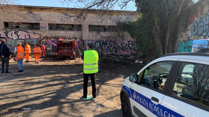 Roma, rimossi oltre 100 metri cubi di rifiuti dalla Polizia Locale e AMA sul Lungotevere Testaccio