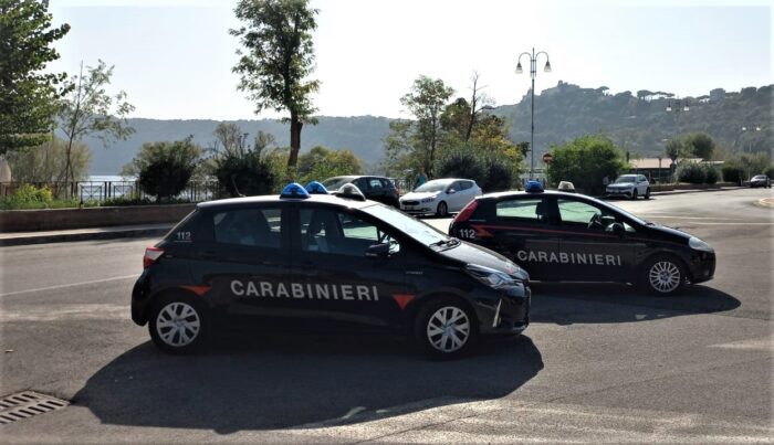 opo essere state adescate attraverso un’applicazione di incontri, venivano fatte salire a bordo di una macchina e condotte in luoghi appartati. Qui, dal sedile posteriore e dal bagagliaio, comparivano altri due uomini che bloccavano le vittime, le derubavano di quanto in possesso, per poi abbandonarle per strada e darsi alla fuga