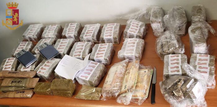 Controlli antidroga a Roma: sequestrati oltre 20 kg di stupefacenti e 60mila euro in contanti