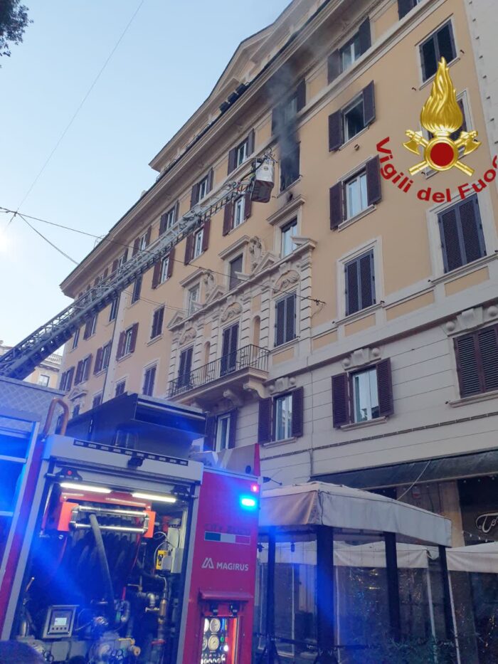 Paura a Roma, fiamme in un appartamento: intervengono i Vigili del Fuoco