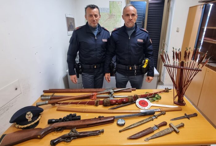 Carabina, pugnali, spade, arco e lance medievali in casa: denunciato 58enne di Campoli Appennino