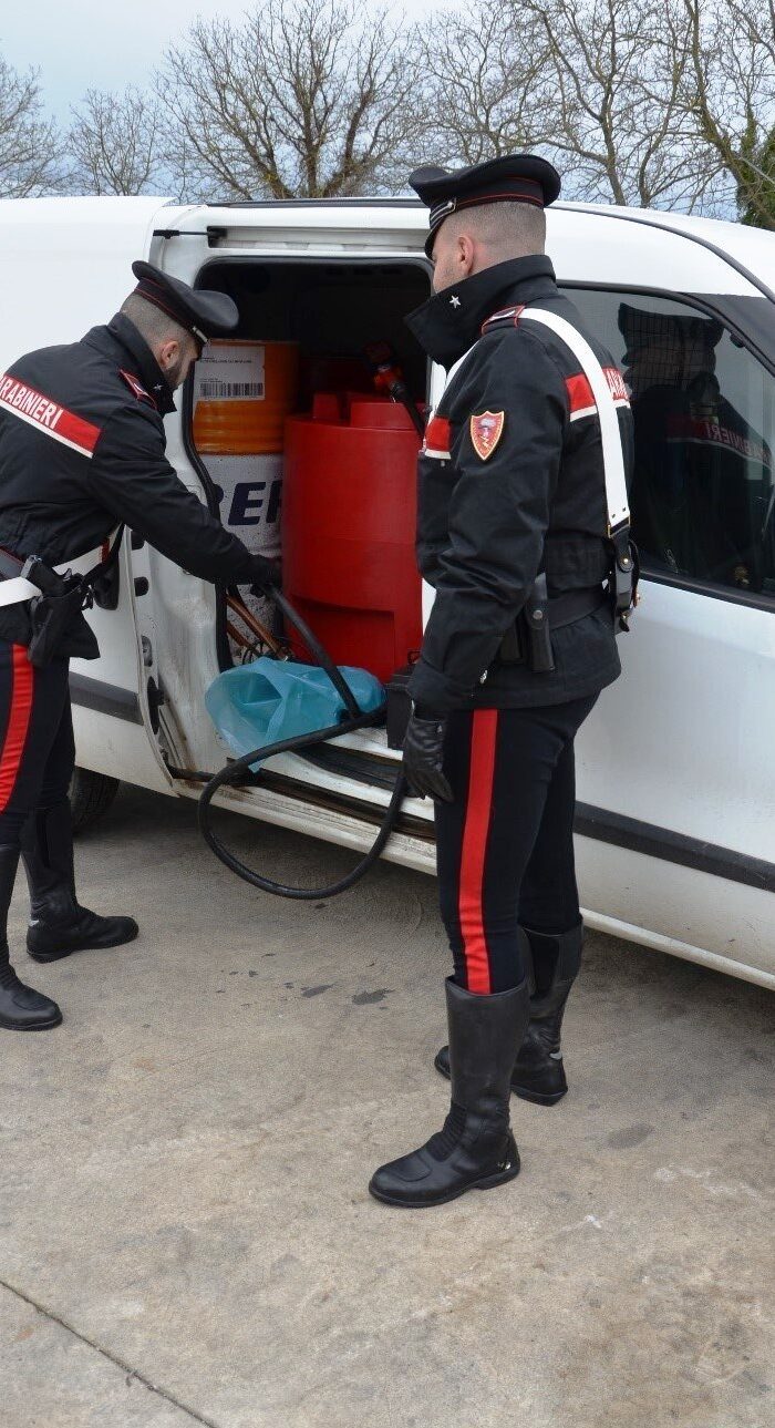 san cesareo colpire carabinieri spranga ferro