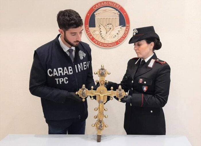 Roma, ritrovata la Croce con una sacra reliquia rubata prima del 2005