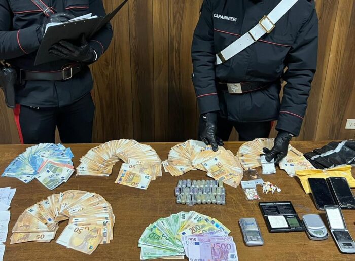 Roma, arrestato un uomo per droga: nascondeva in un'intercapedine quasi 50mila euro in contanti