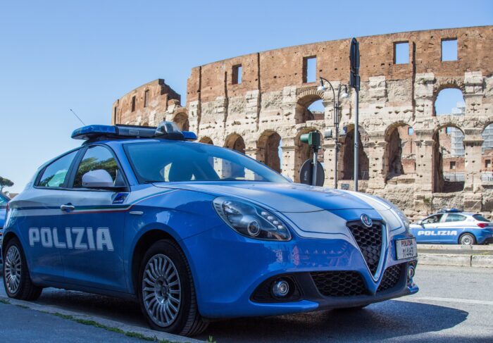 Roma, minaccia con un bastone l'addetto alle pulizie per 20 euro: arrestato 30enne