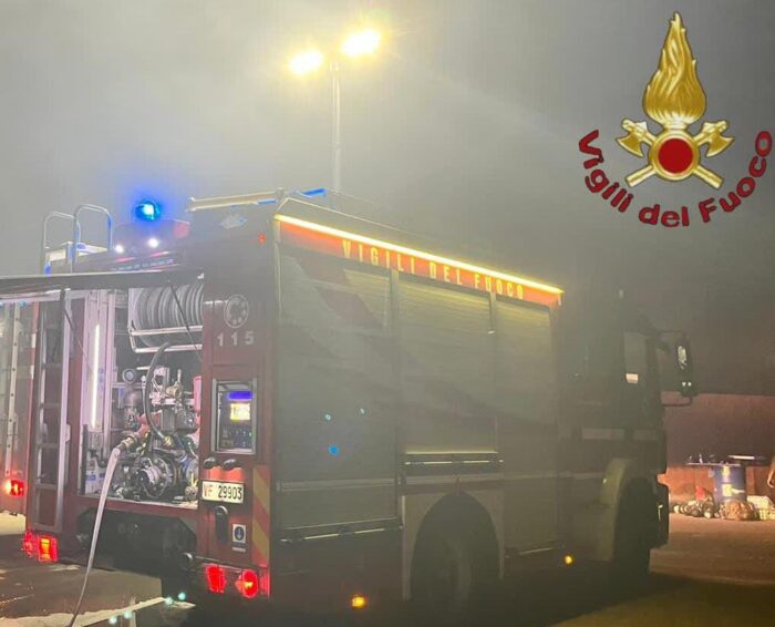 Paura a Pietralata, brutto incendio in un'abitazione abbandonata: intervengono i Vigili del Fuoco