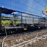 Paura sulla Roma-Casilina, fiamme su due vagoni merci: linea ferrovaria interdetta
