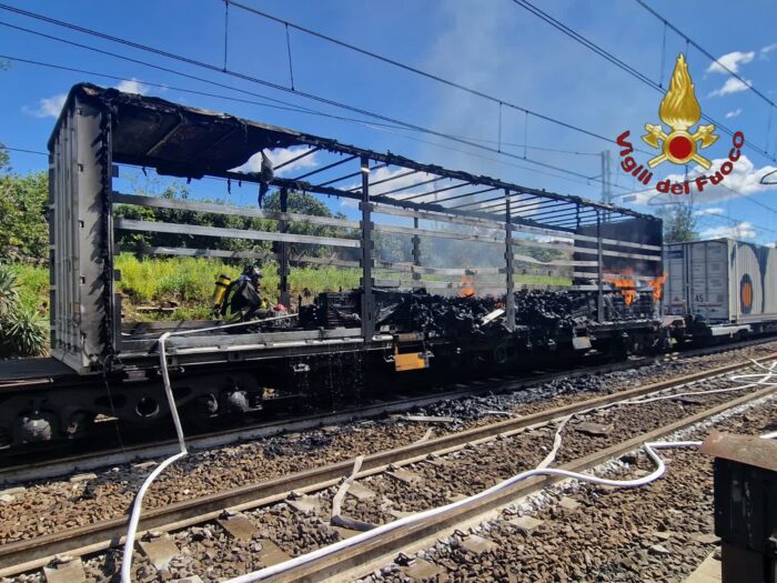 Paura sulla Roma-Casilina, fiamme su due vagoni merci: linea ferrovaria interdetta