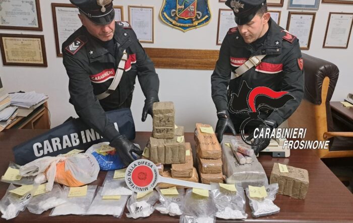Frosinone, 170 panetti di hashish e 600 grammi di cocaina in casa: arrestata 59enne incensurata