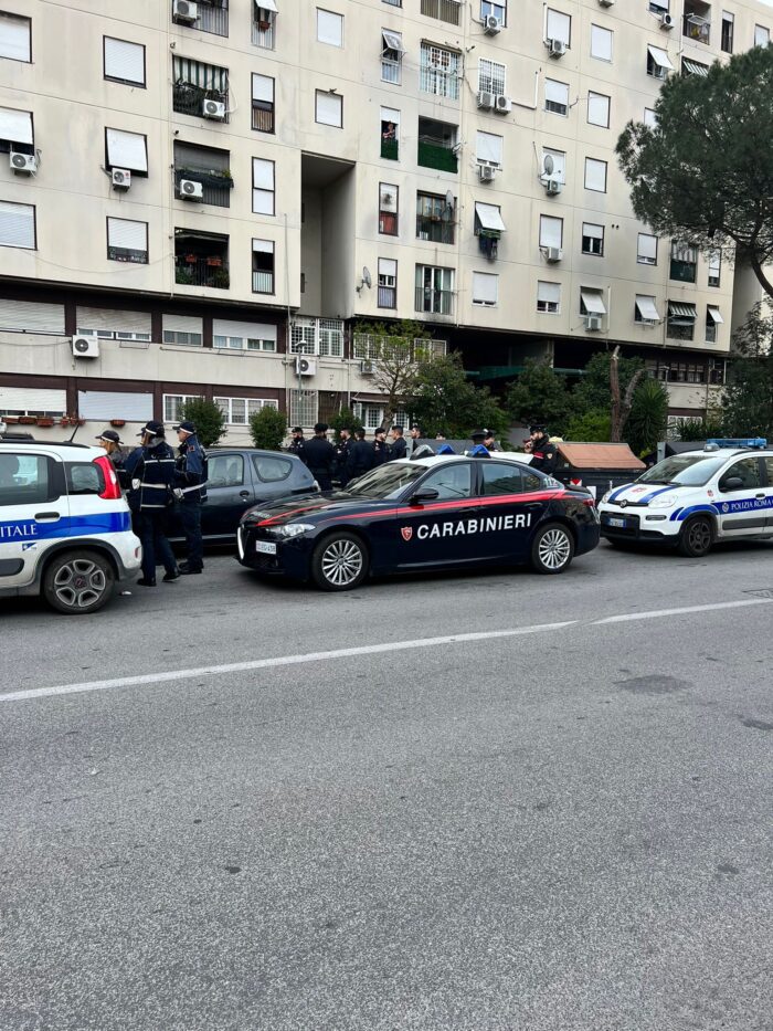 Tor Bella Monaca, smantellate tettoie abusive in via dell'Archeologia. Franco: "Ora palazzo istituzioni"
