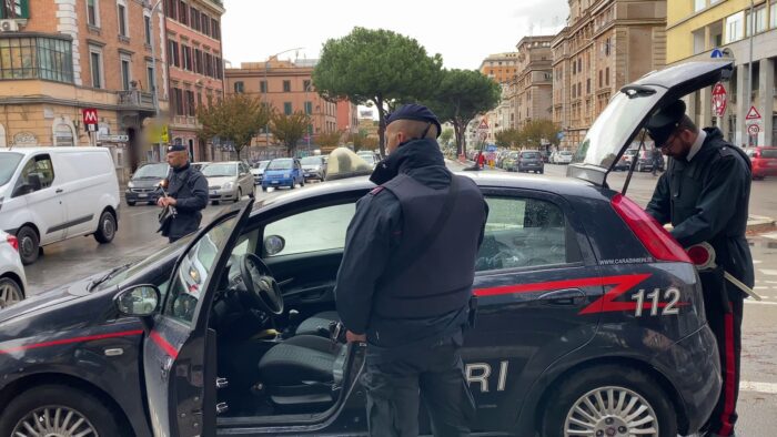 Rapina coetanei minacciandoli con un coltello o un martello: arrestato un 19enne a Fonte Nuova