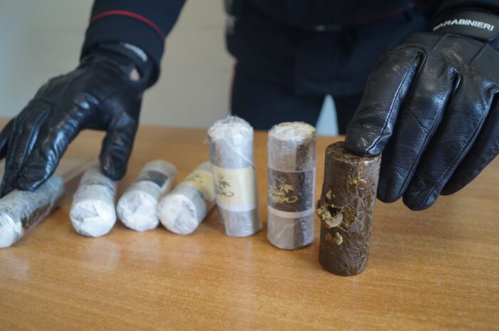 Roma, spaccio "on the road": in manette due uomini, sequestrati oltre 700 grammi di droga