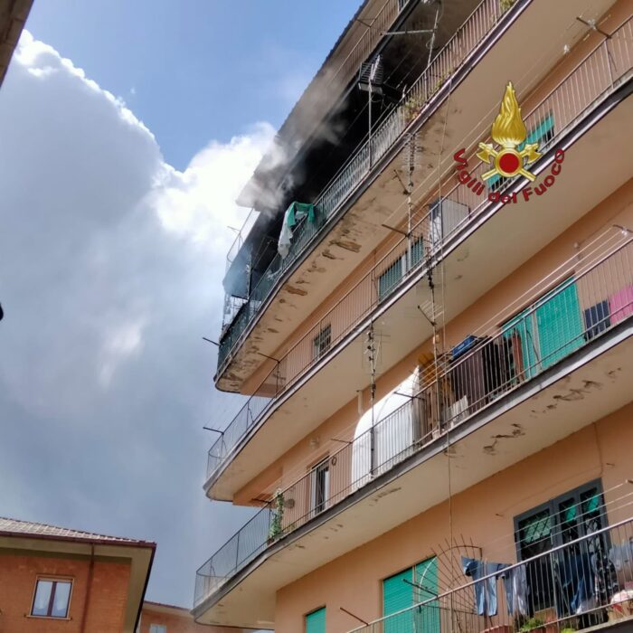 segni incendio quarto piano palazzo