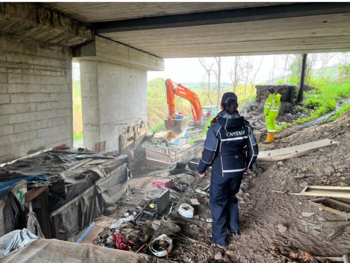 Roma, sgomberata un'area abusiva su via Aurelia: operazioni ancora in corso