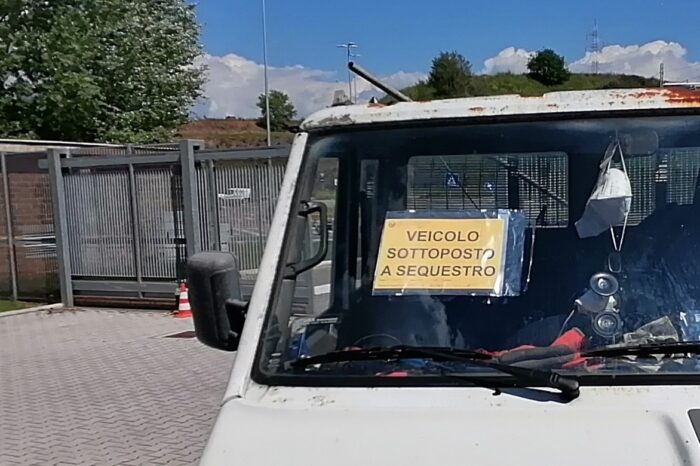 roma telecamere abbandona rifiuti in strada denunciato