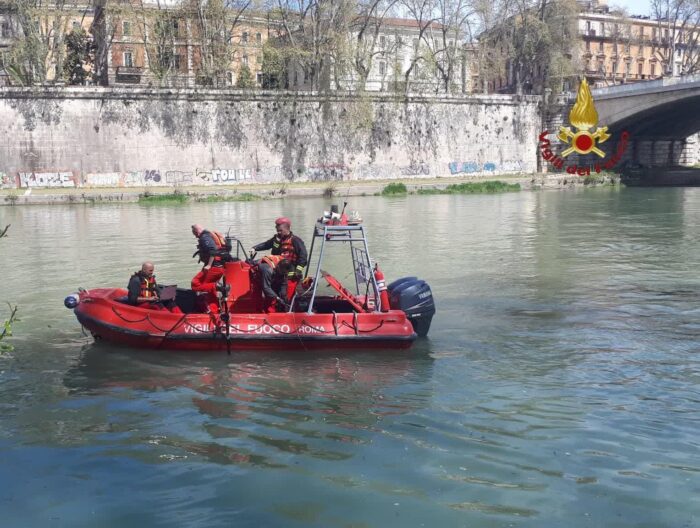 Roma, persona avvistata nelle acque del Tevere: ricerche in corso