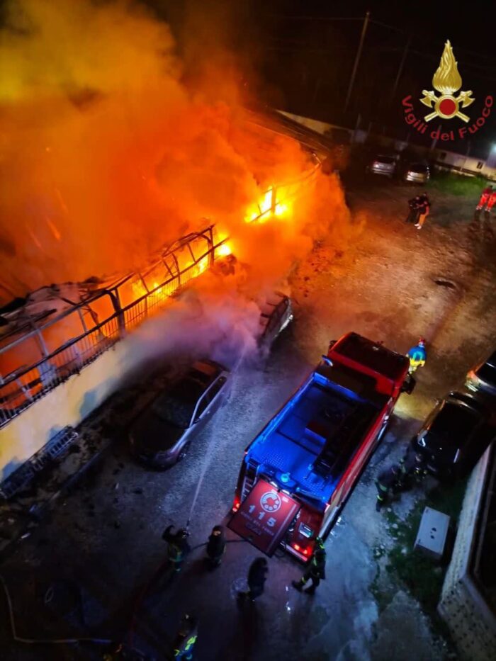Guidonia, brutto incendio in un capannone: ingenti danni materiali