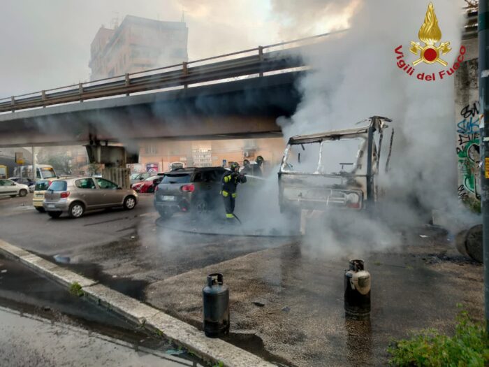 Roma, spaventoso incendio allo scalo di San Lorenzo: intervengono i Vigili del Fuoco