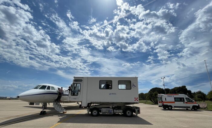 Dopo che il velivolo militare è atterrato nell’aeroporto di Ciampino, intorno alle ore 13.15,  la bimba è stata direttamente trasferita in ambulanza all’Ospedale Pediatrico Gaslini di Genova