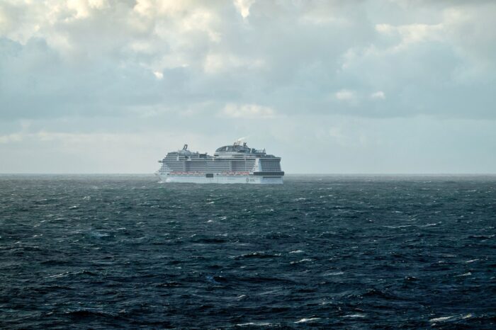 nave crociera cade mare muore