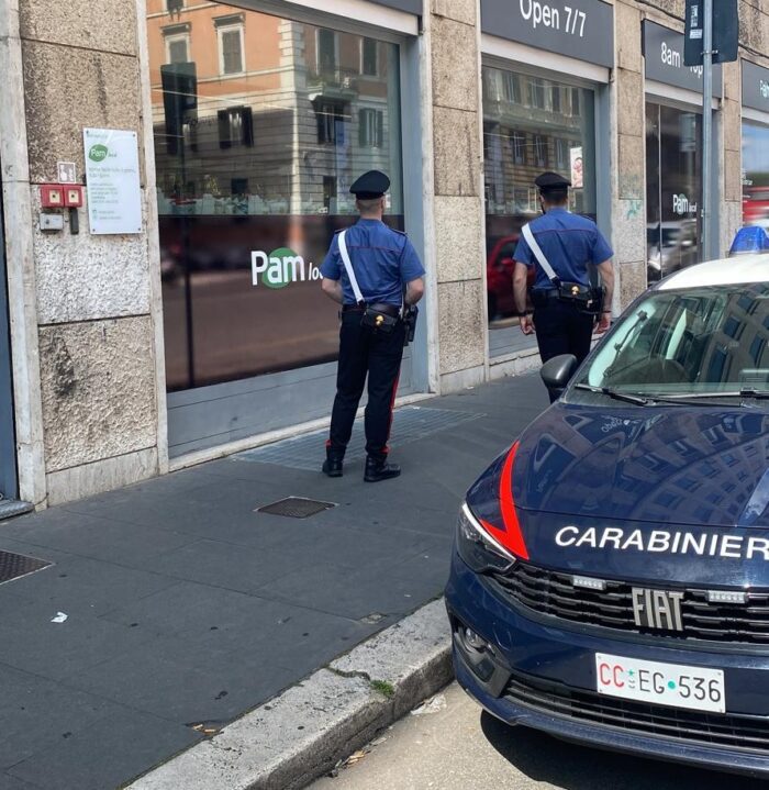 Castro Pretorio, umo rapina un supermercato con un fucile subacqueo